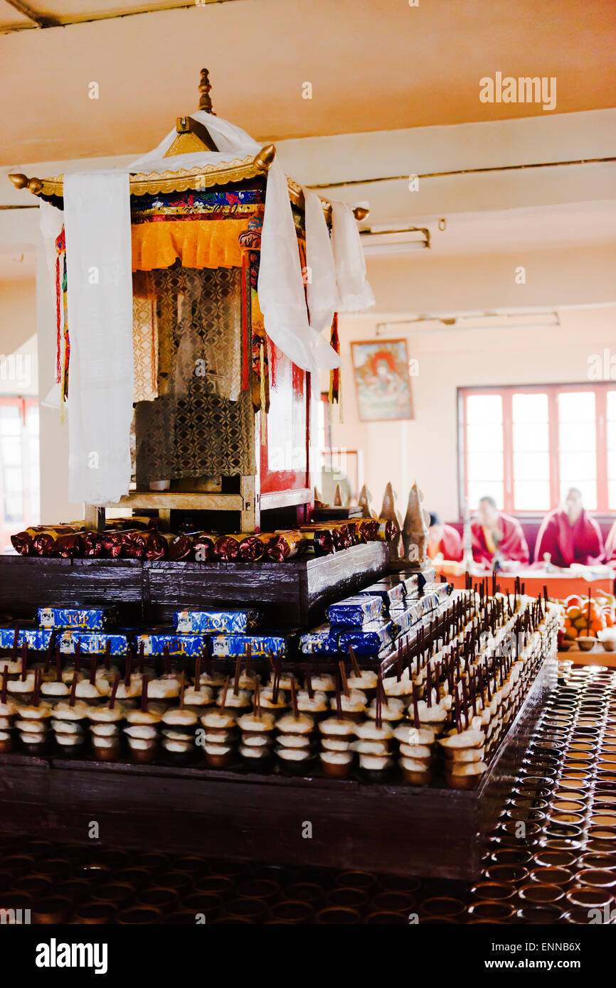 Kerzen und Angebote in einem Schrein in Dunggon Samten Choling Gompa, Ghum, Darjeeling. Stockfoto