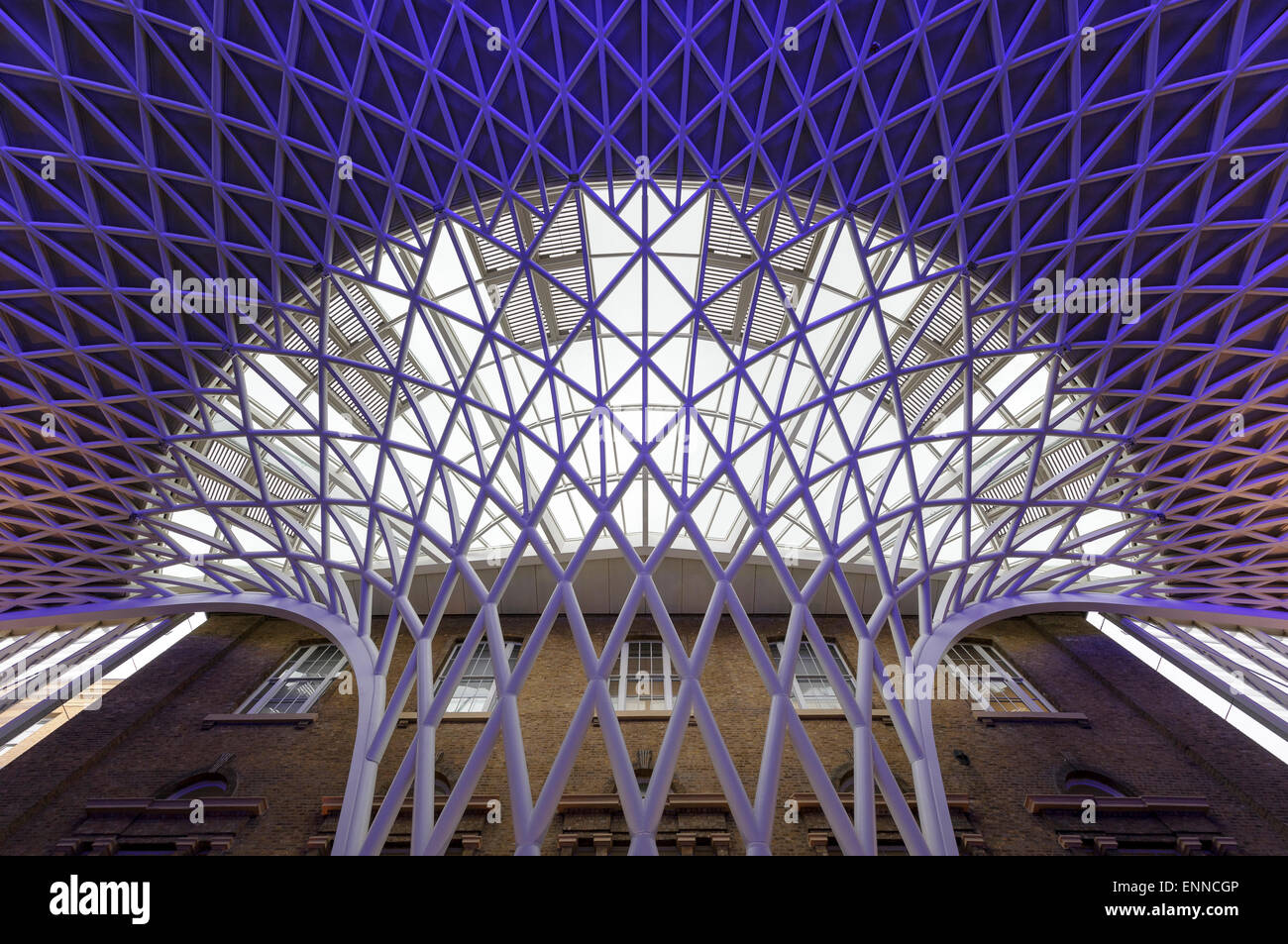 Kings Cross Bahnhof, beleuchtete Deckenkonstruktion. Stockfoto