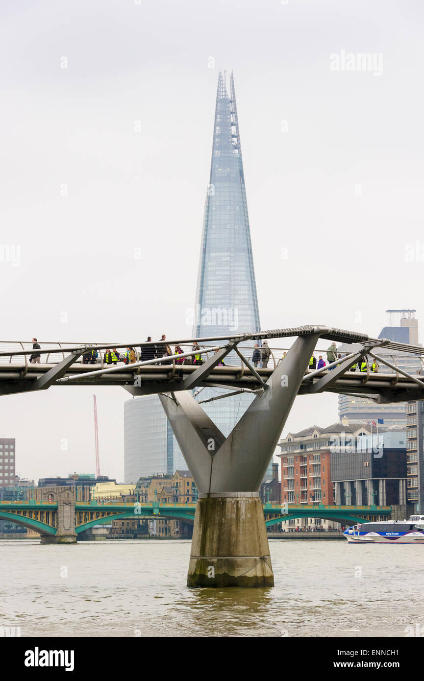 Blick auf die Millennium Bridge und der Shard, London. Stockfoto
