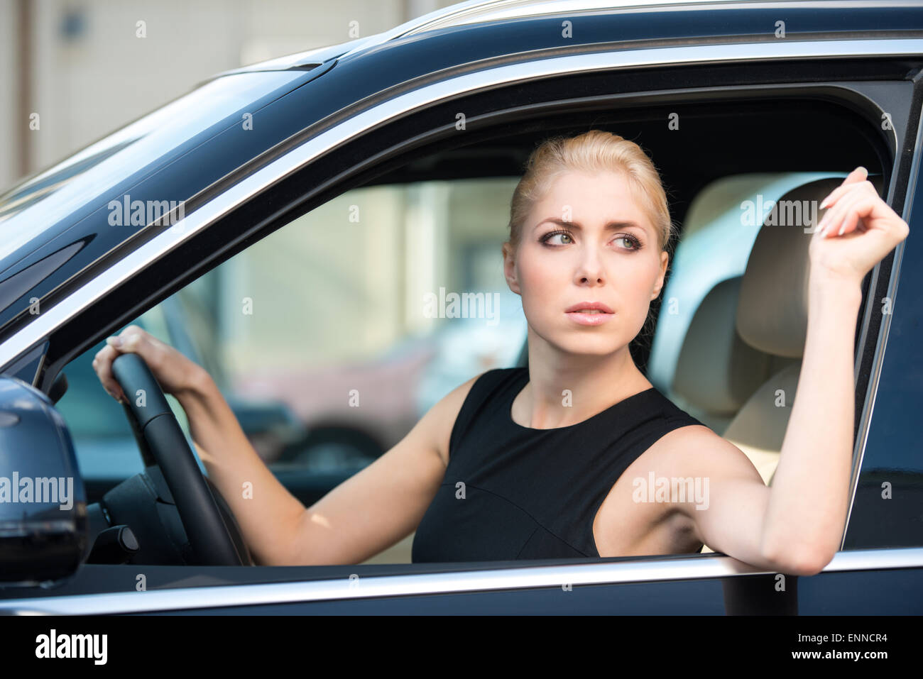 Junge Frau neuen Steuerwagen Stockfoto