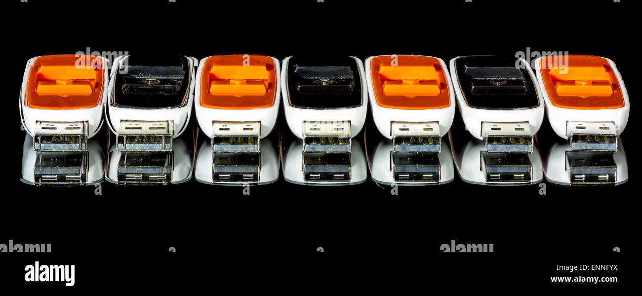 USB Sticks ausgerichtete und verschiedenen Farben Stockfoto