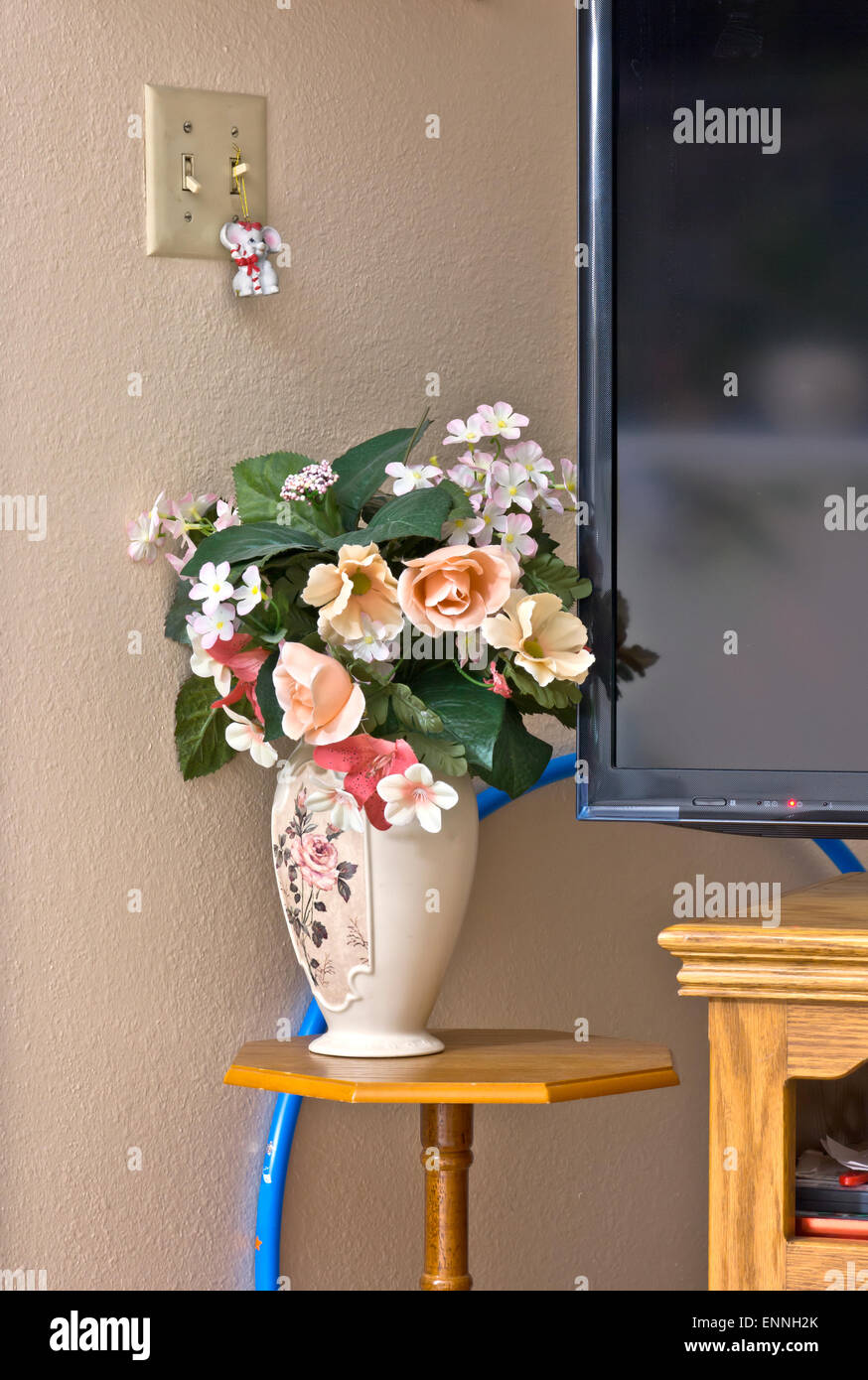 Stillleben aus Kunststoff Blumen Vase Stand und TV-Ecke. Stockfoto