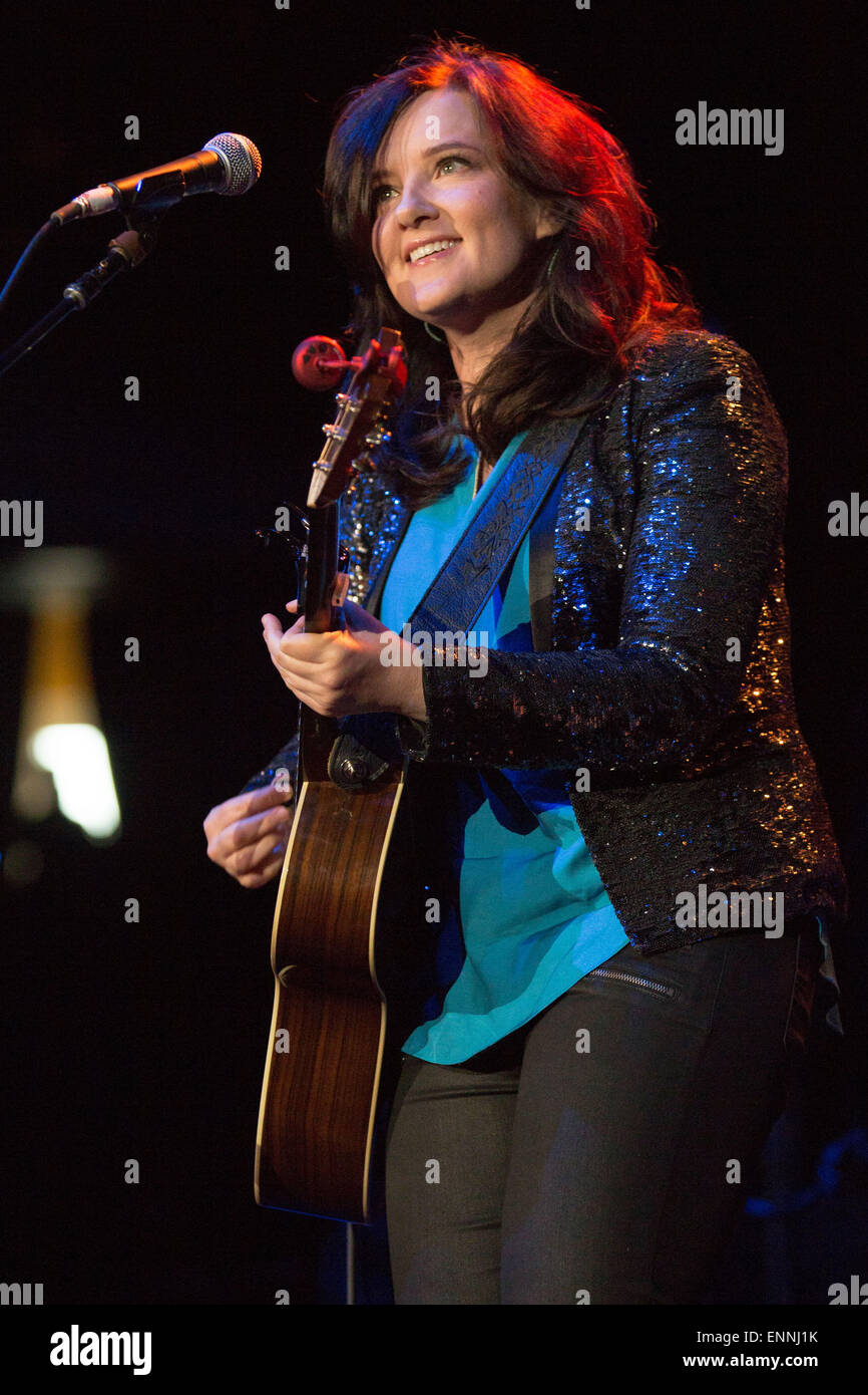 Green Bay, Wisconsin, USA. 8. Mai 2015. Country-Musiker BRANDY CLARK live mit ihrer Band im Resch Center in Green Bay, Wisconsin Credit führt: Daniel DeSlover/ZUMA Draht/Alamy Live News Stockfoto