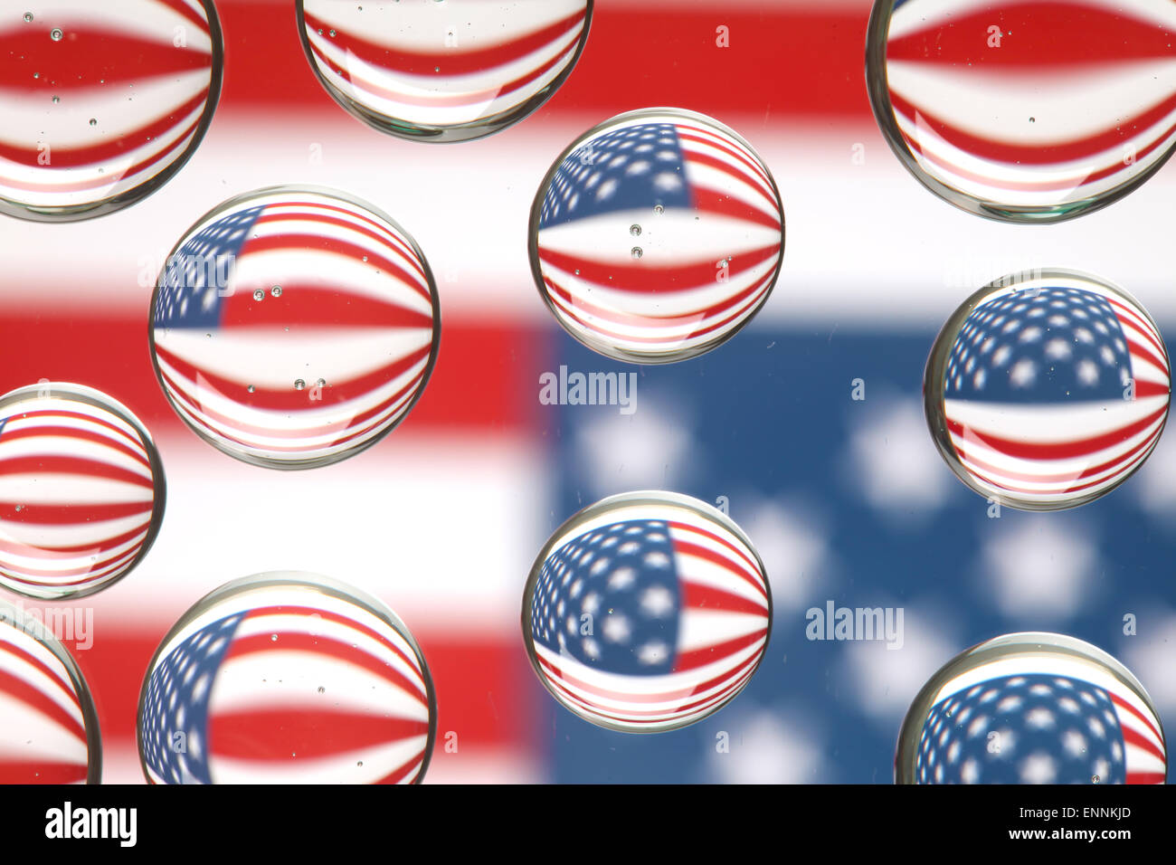 Amerikanische Flagge spiegelt sich im Wasser Tropfen Hintergrund Stockfoto