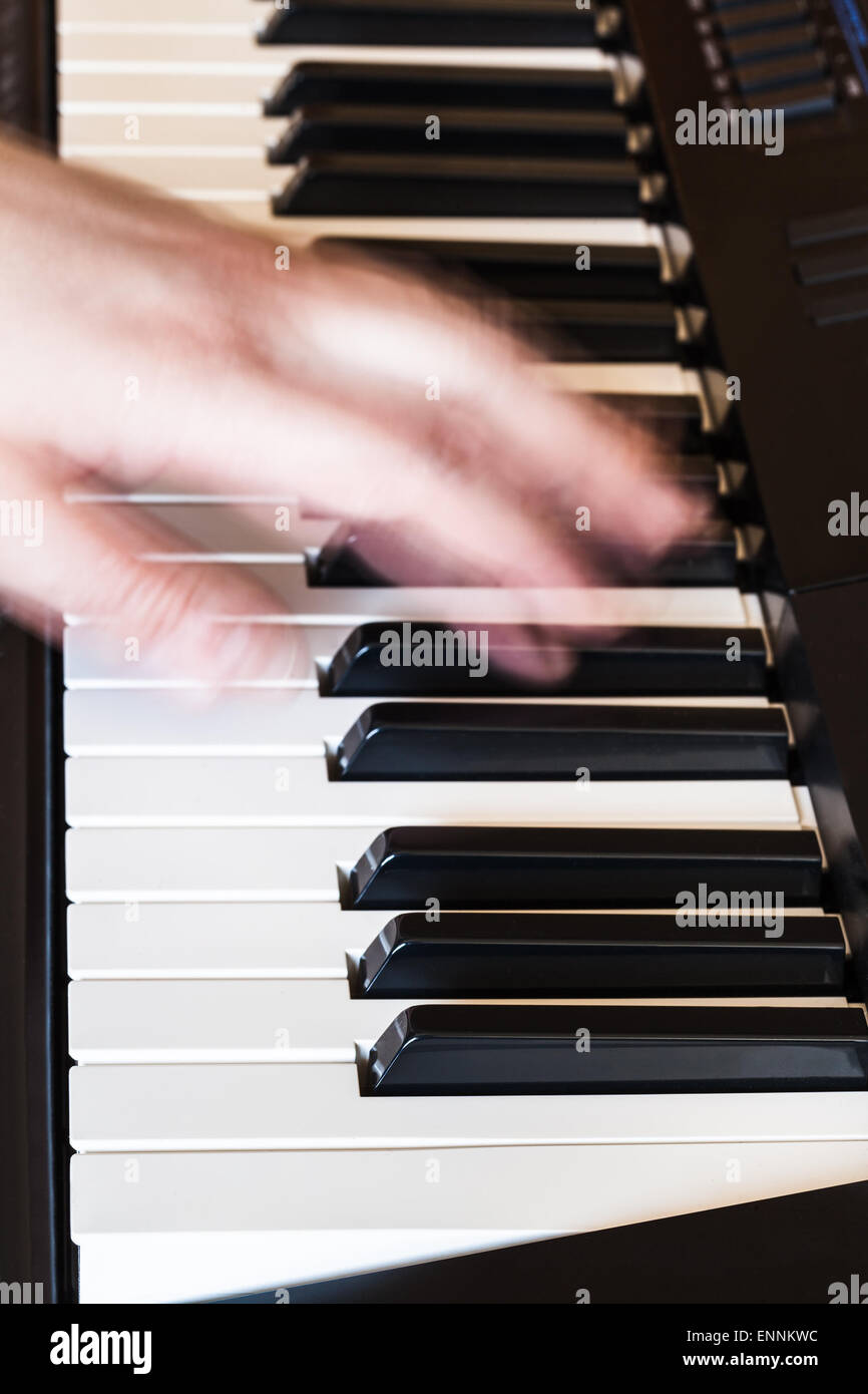 Musiker spielen Musik auf schwarzen und weißen Tasten musikalische Tastatur Nahaufnahme Stockfoto