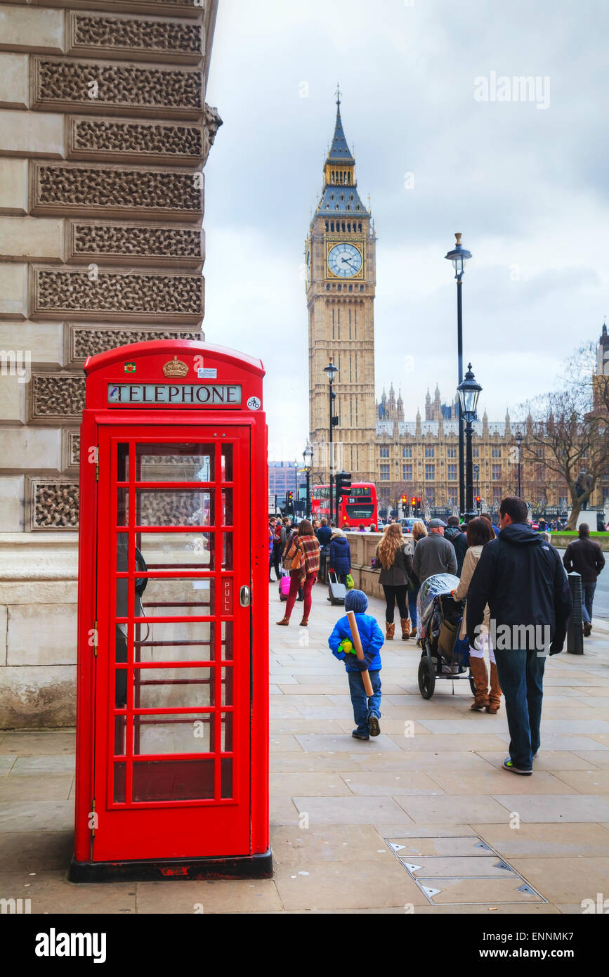 LONDON - 4 APRIL: Berühmte rote Telefonzelle am 4. April 2015 in London, Vereinigtes Königreich. Stockfoto