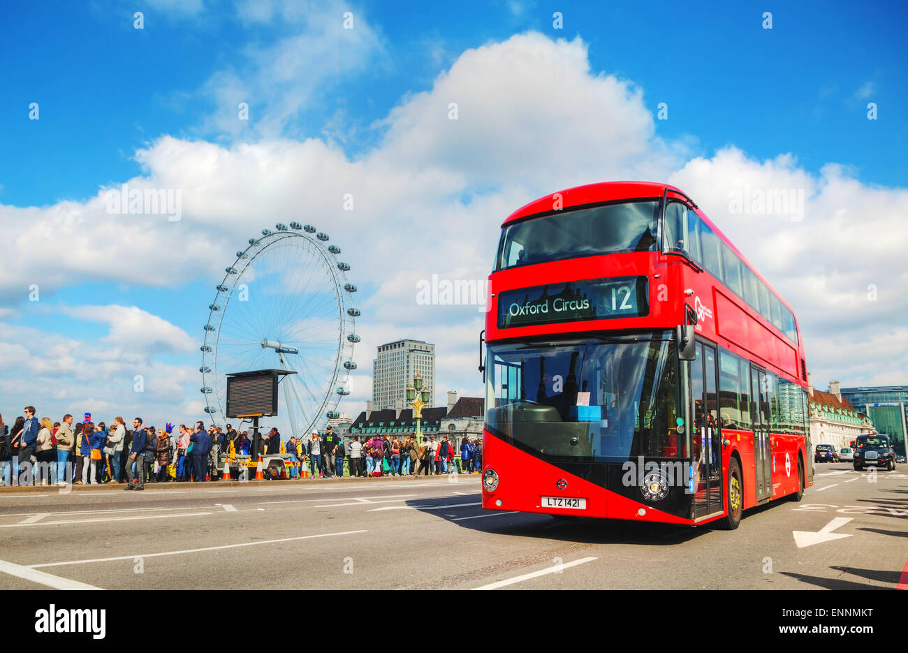 LONDON - APRIL 5: Kultigen roten Doppeldecker-Bus auf 5. April 2015 in London, Vereinigtes Königreich. Der London-Bus ist eine von Londons Hauptikonen Stockfoto