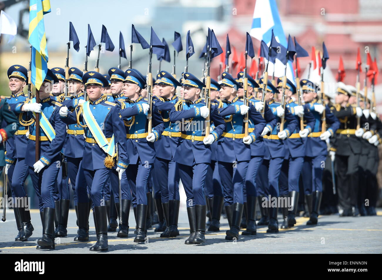 Moskau, Russland. 9. Mai 2015. Die russische Luftwaffe Ehrenwache beteiligt sich an der Militärparade anlässlich des 70. Jahrestages des Sieges im großen Vaterländischen Krieges in Moskau, Russland, 9. Mai 2015. Bildnachweis: Jia Yuchen/Xinhua/Alamy Live-Nachrichten Stockfoto