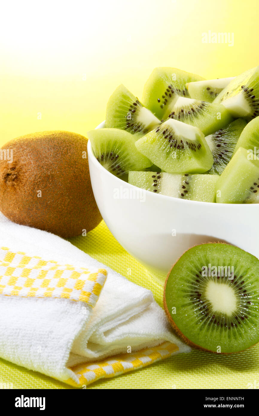 Frische und gesunde Kiwis Schüssel mit einem gelben Prop und sonnigen Hintergrund Stockfoto