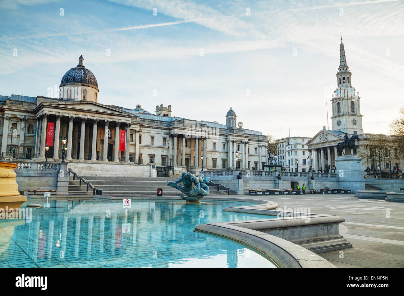 LONDON - APRIL 12: Nationalgalerie Gebäude am Trafalgar Square am 12. April 2015 in London, Vereinigtes Königreich. 1824 gegründet. Stockfoto