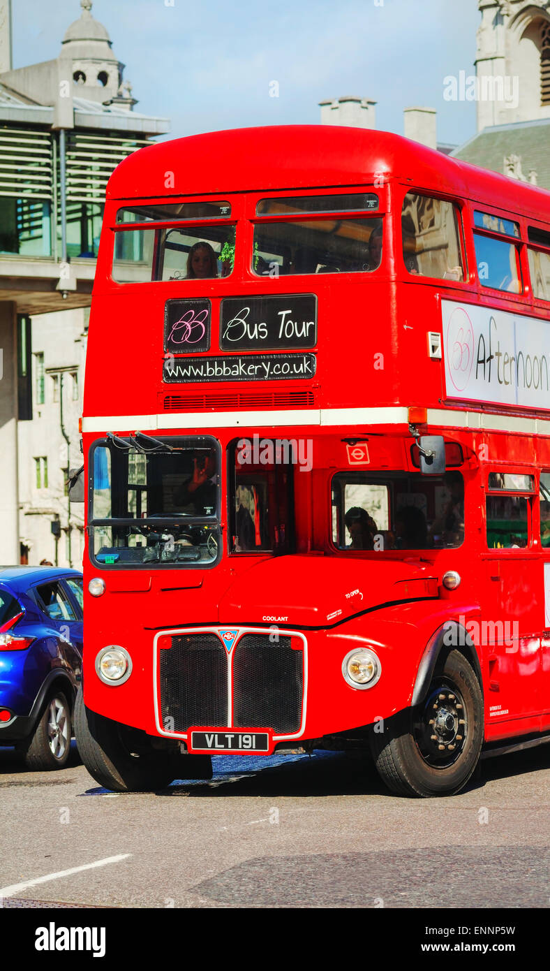 LONDON - APRIL 12: Kultigen roten Doppeldecker-Bus am 12. April 2015 in London, Vereinigtes Königreich. Stockfoto