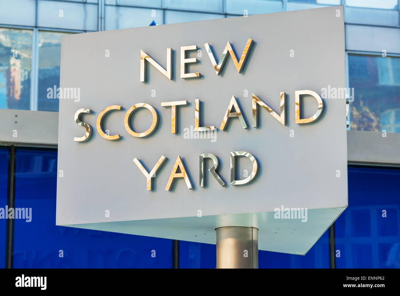 LONDON - APRIL 12: Berühmte New Scotland Yard Zeichen am 12. April 2015 in London, Vereinigtes Königreich. Stockfoto