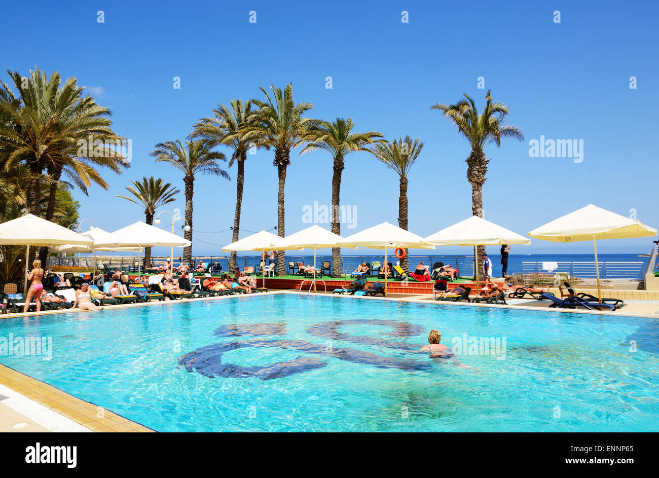 Die Touristen sind im Urlaub im beliebten Hotel, Bugibba, Malta Stockfoto