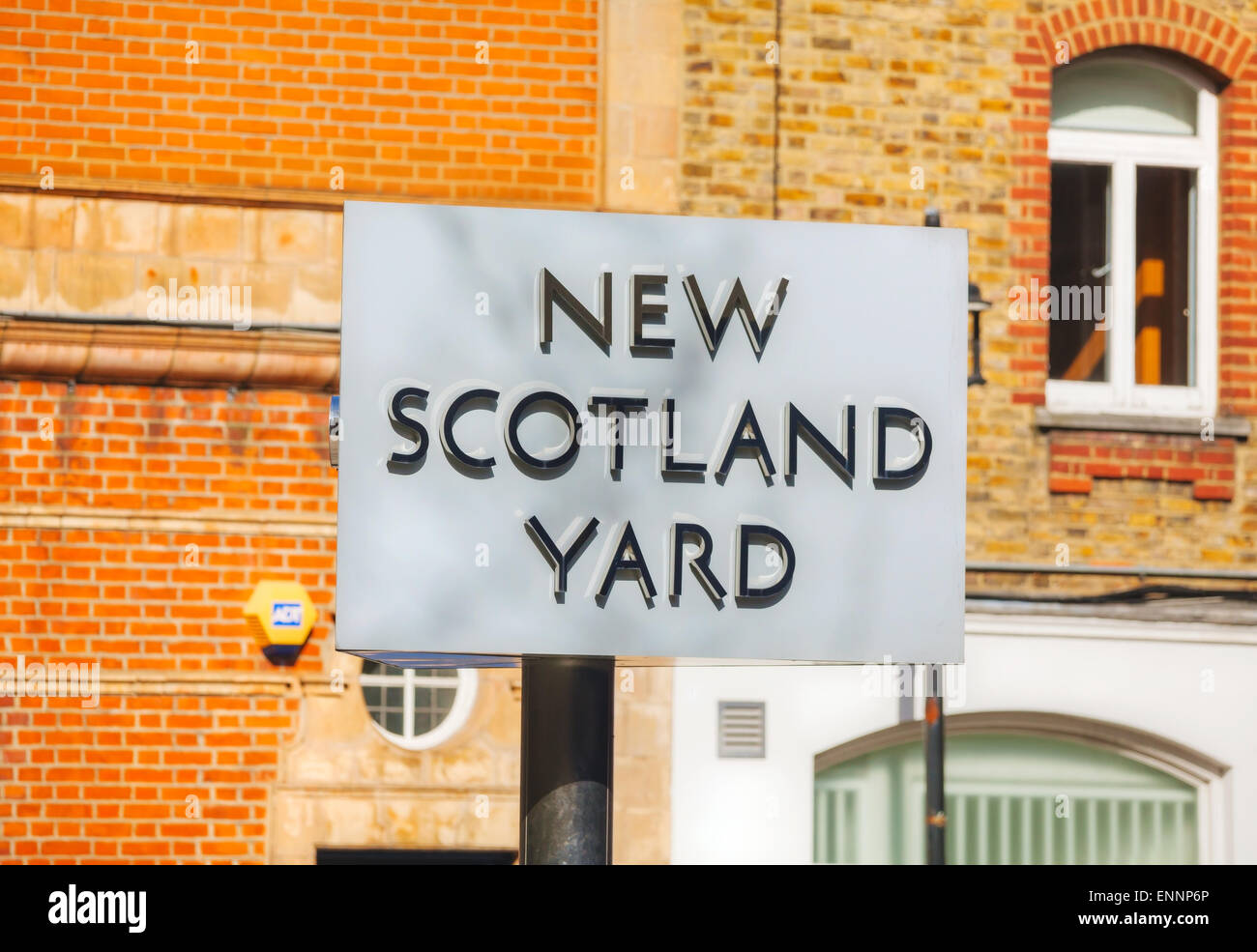LONDON - APRIL 12: Berühmte New Scotland Yard Zeichen am 12. April 2015 in London, Vereinigtes Königreich. Stockfoto