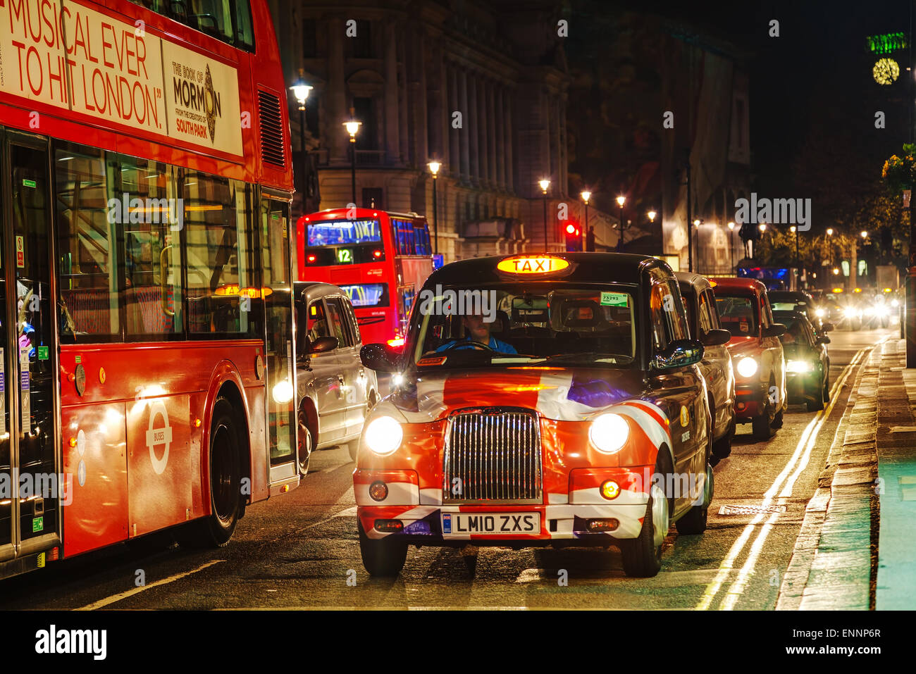 LONDON - 14. APRIL: Berühmte Taxi Taxi (Hackney) in einer Straße am 14. April 2015 in London, Vereinigtes Königreich. Stockfoto