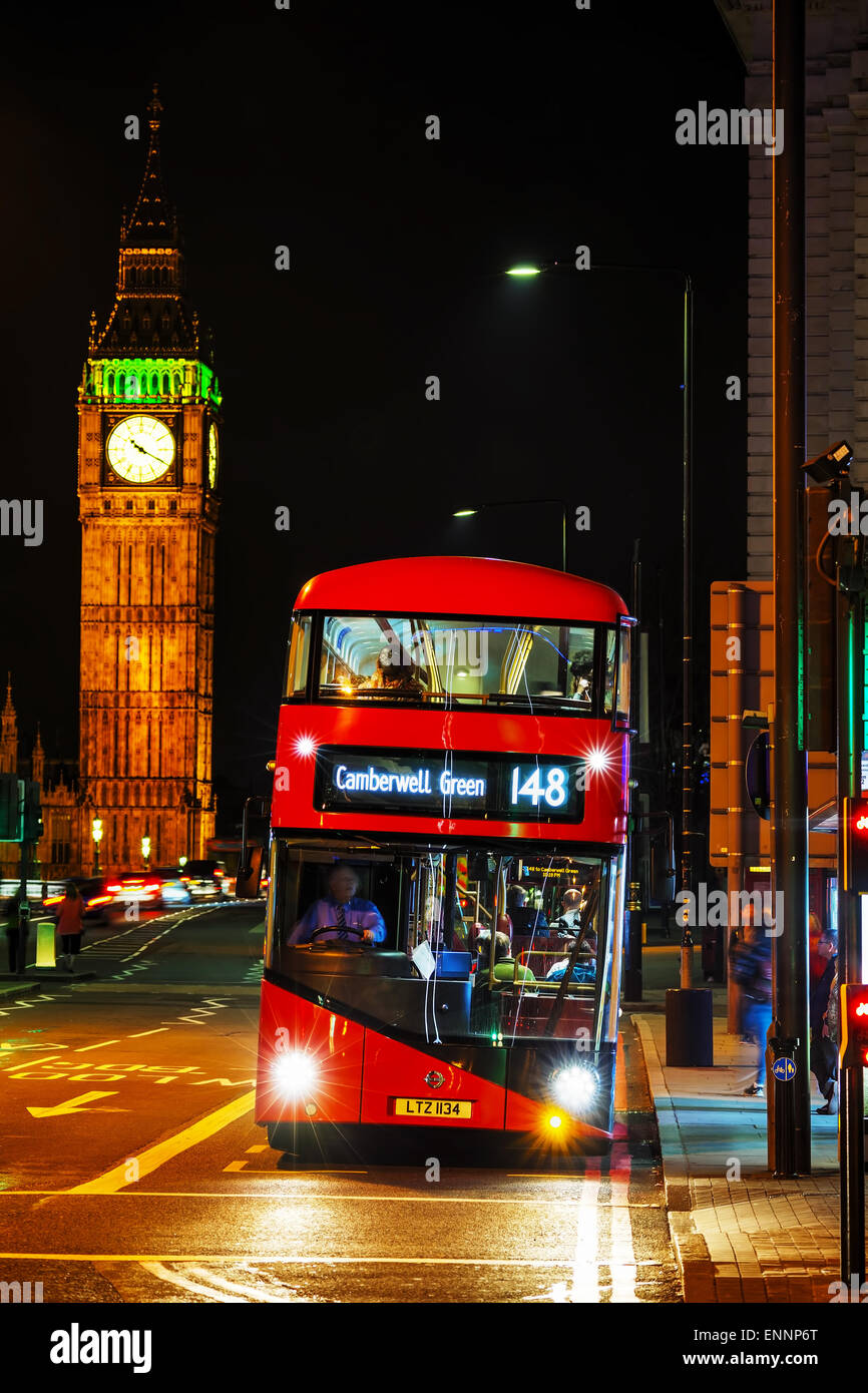 LONDON - 14. APRIL: Kultigen roten Doppeldecker-Bus am 14. April 2015 in London, Vereinigtes Königreich. Stockfoto