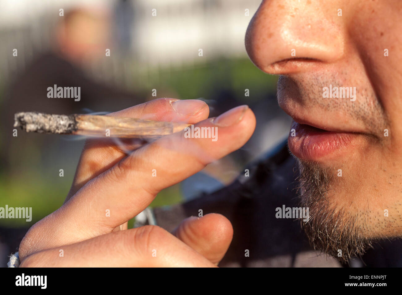 Nahaufnahme, Mann rauchen Marihuana-Joints Stockfoto