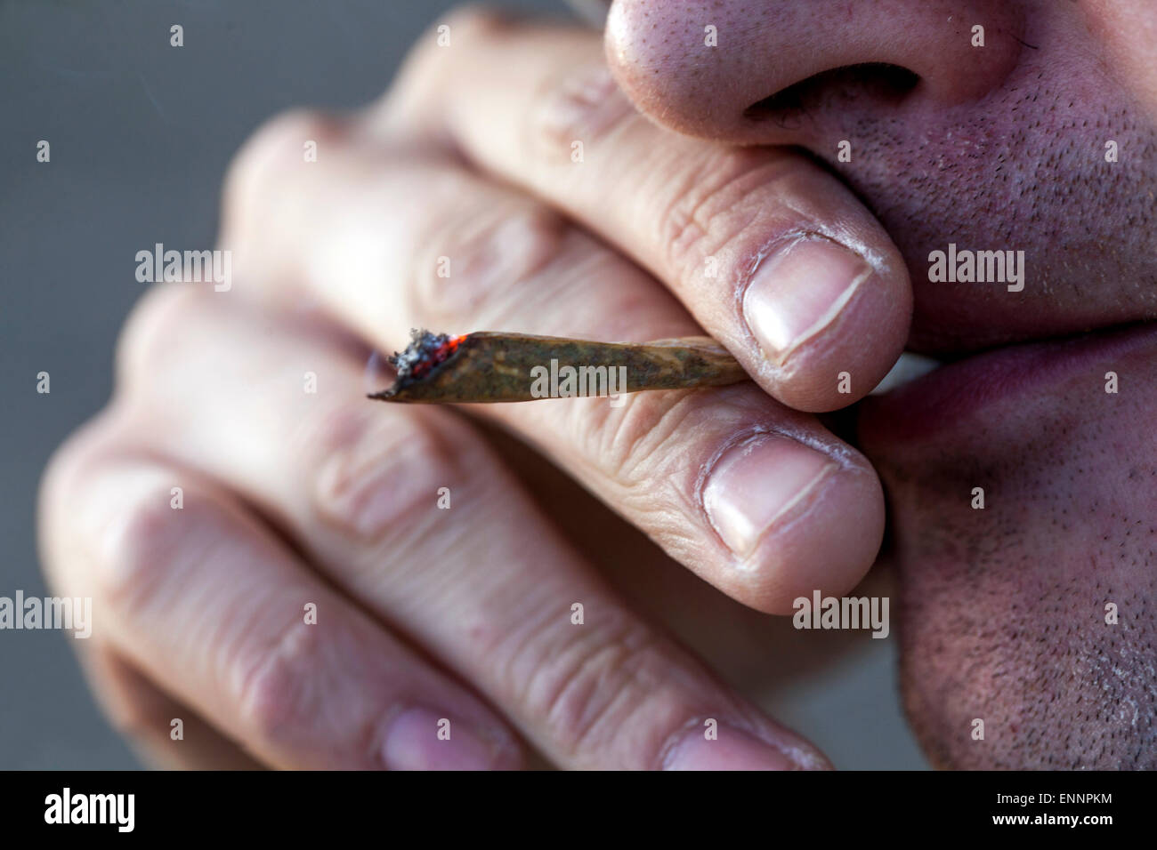Nahaufnahme, Mann rauchen Marihuana-Joints Stockfoto