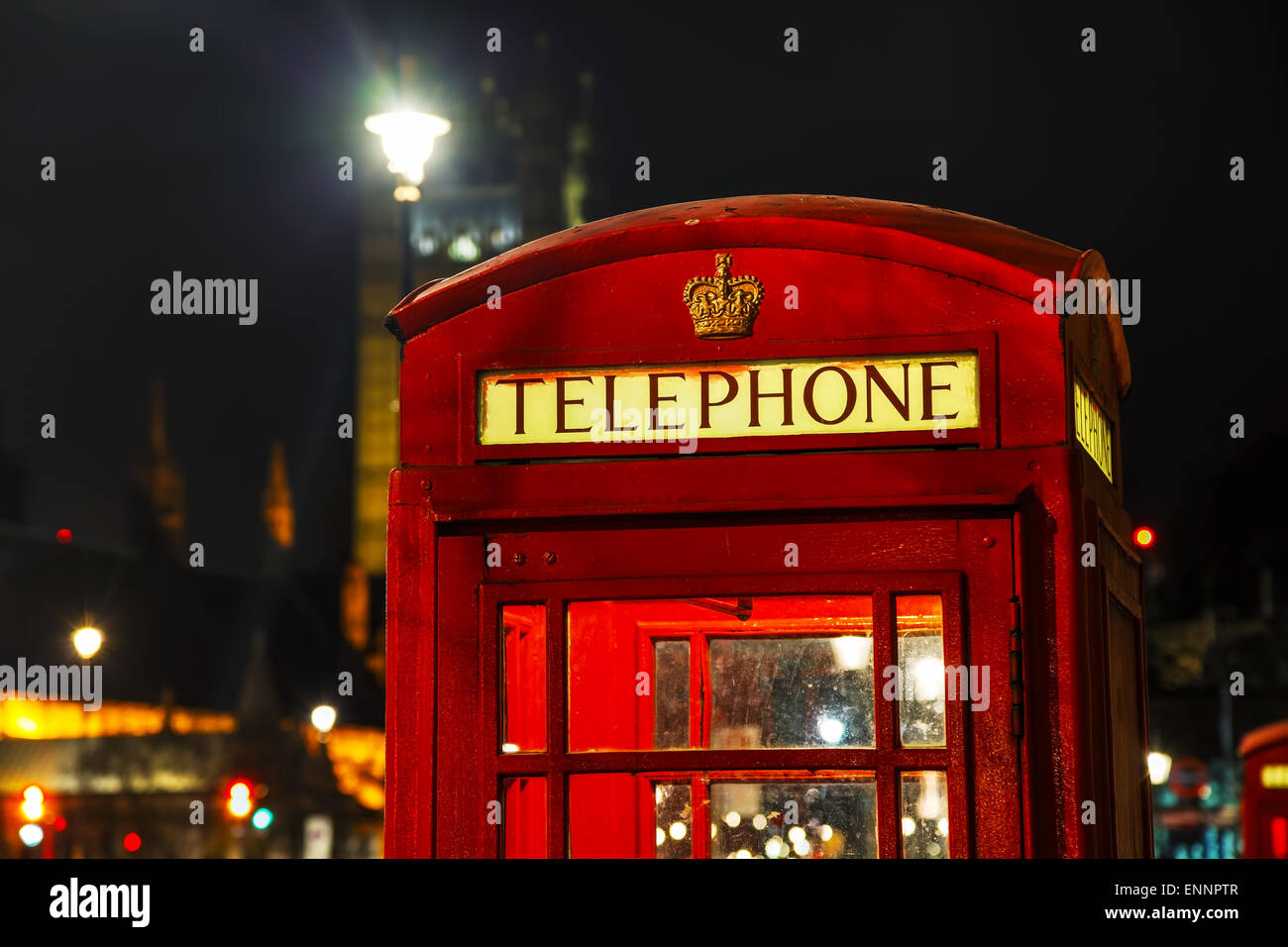 Berühmte rote Telefonzelle in London, Vereinigtes Königreich in der Nacht Stockfoto