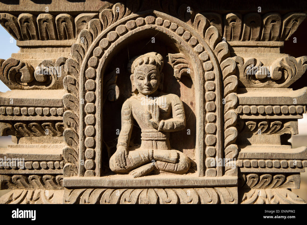 Detail des Holzschnitzens Gottheit auf Hindu-Tempel in Bhaktapur, Nepal Stockfoto