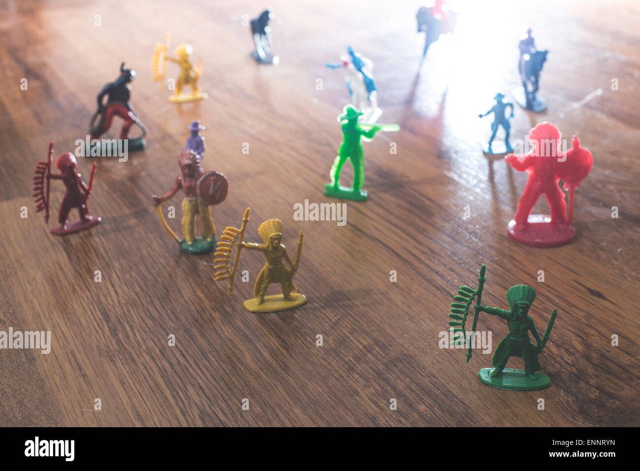 Miniatur Figuren Spielzeug auf dem Boden Hintergrundbeleuchtung Stockfoto