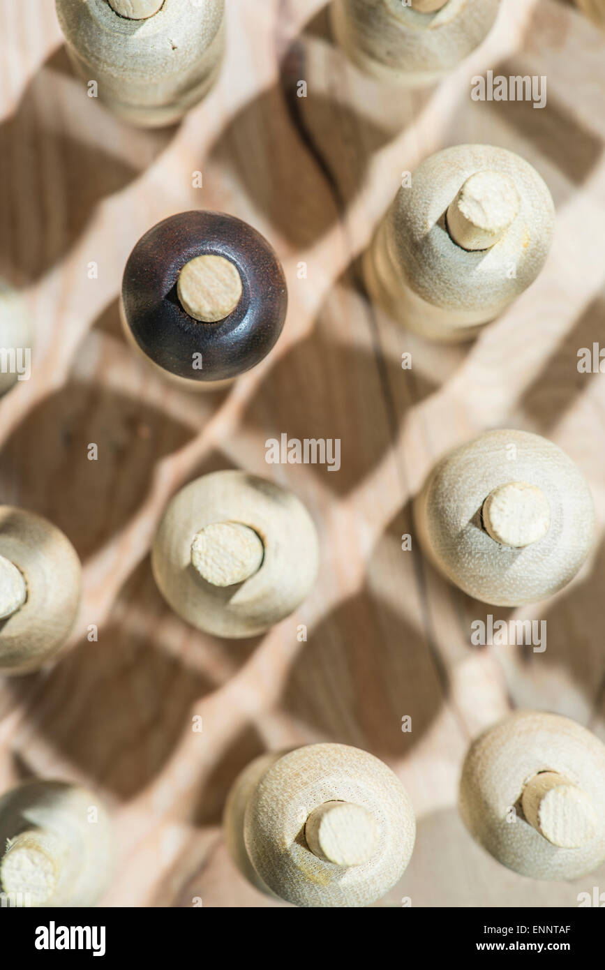 Holzfiguren in das Konzept der Individualität und Führung Stockfoto