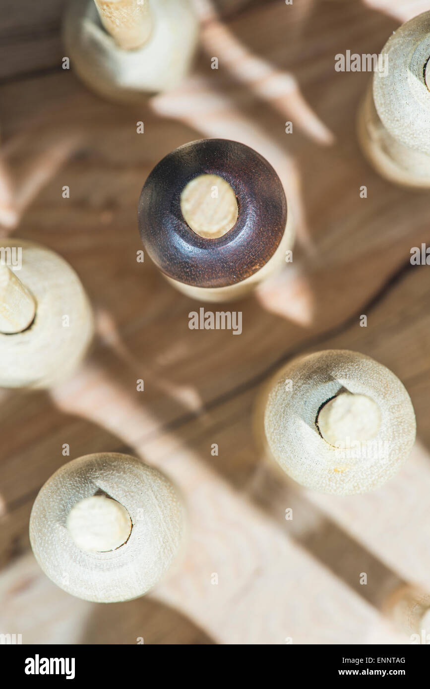 Holzfiguren in das Konzept der Individualität und Führung Stockfoto