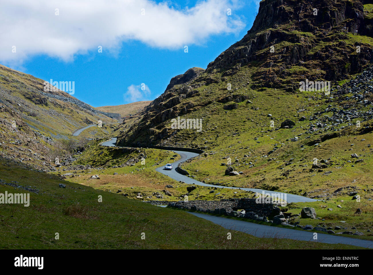 Auto auf Honister Pass (B5289), Lake District National Park, Cumbria, England Stockfoto