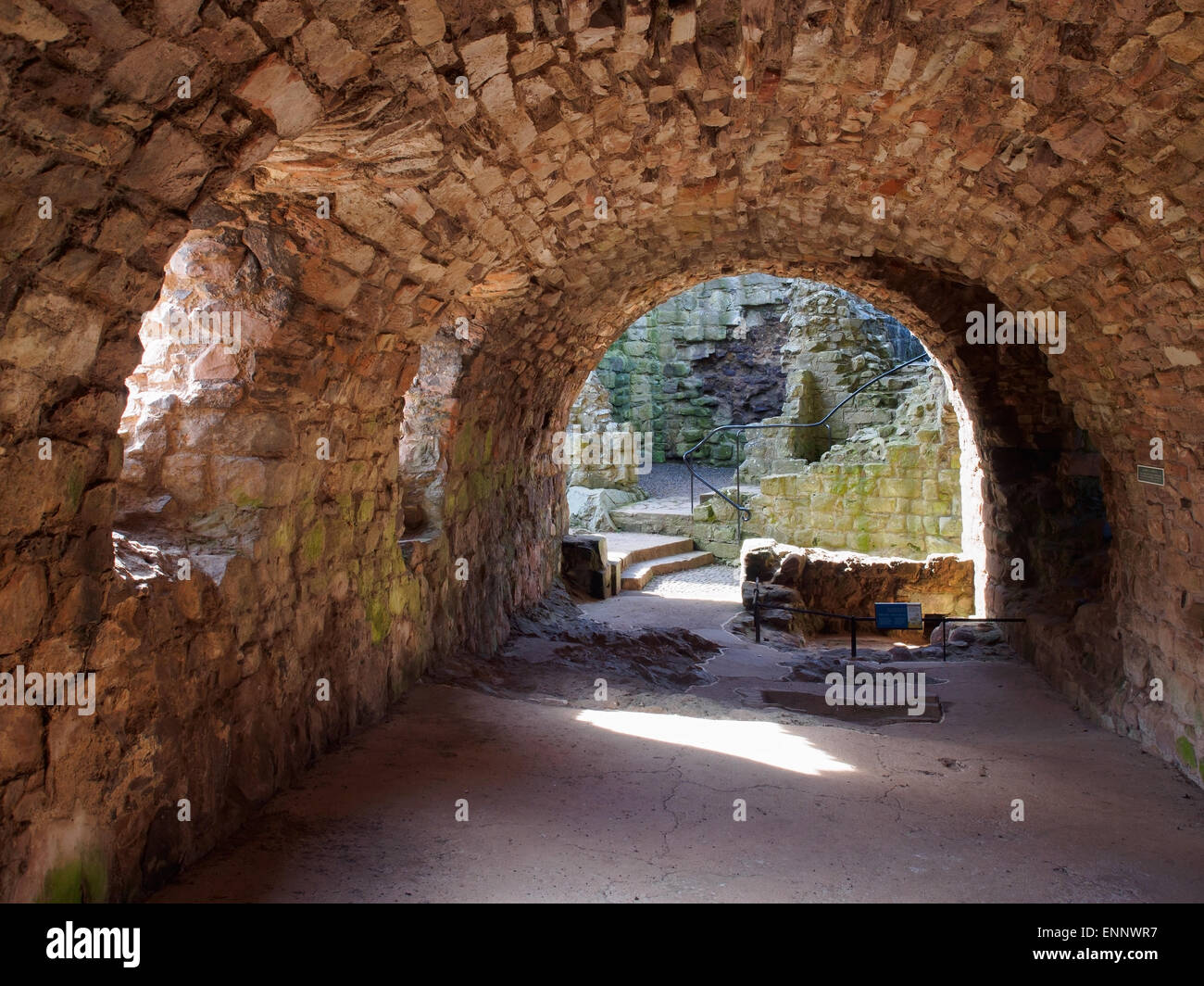 Die gewölbten Keller Küche im mittelalterlichen Hailes Burg, East Lothian, Schottland. Stockfoto