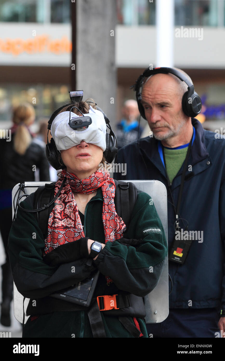 Vision Experimentieren mit dem Plublic, einem Mann mit Visionsmaske, Crew c.a.p.e (Computer Automatic Personal Environment) Frau Chantalla Pleiter, Norfolk & Norwich Festival 2015, Norfolk, Großbritannien Stockfoto