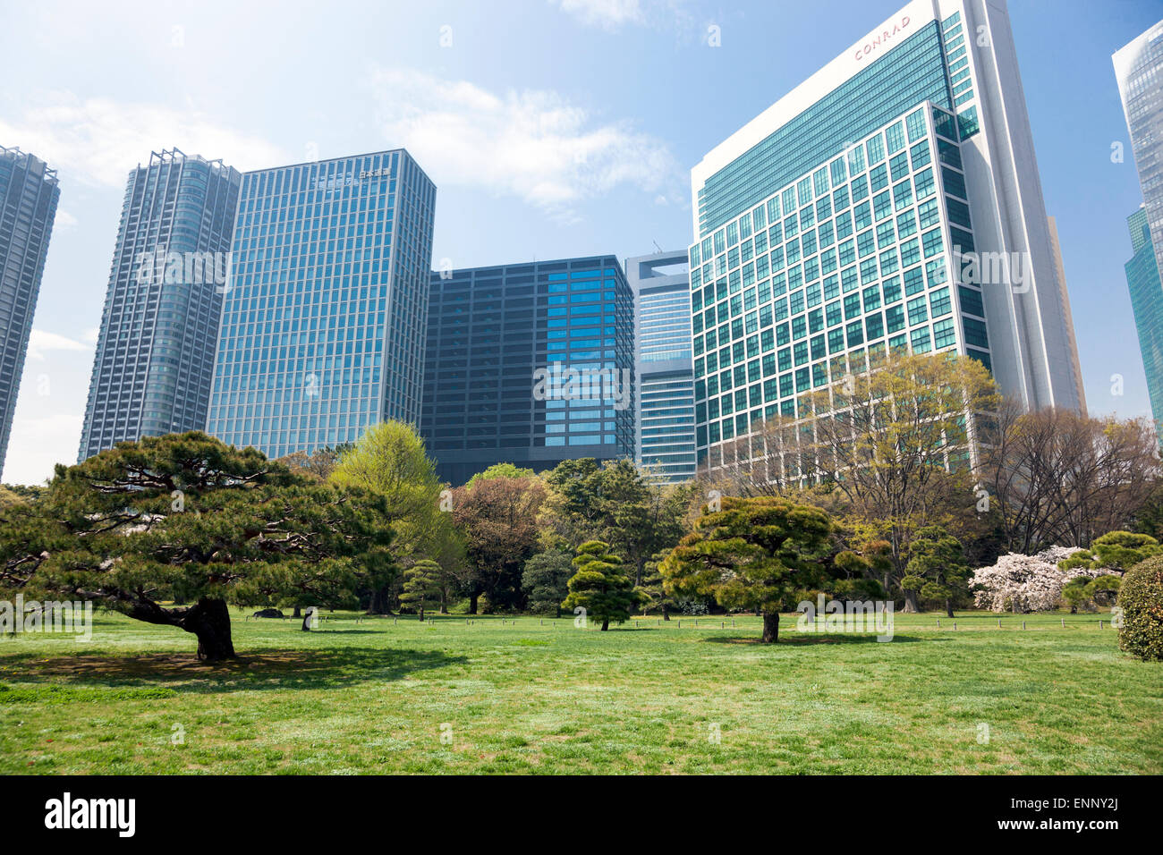 Hamarikyu Gärten mit Shiodome Bezirk Wolkenkratzern im Hintergrund Stockfoto