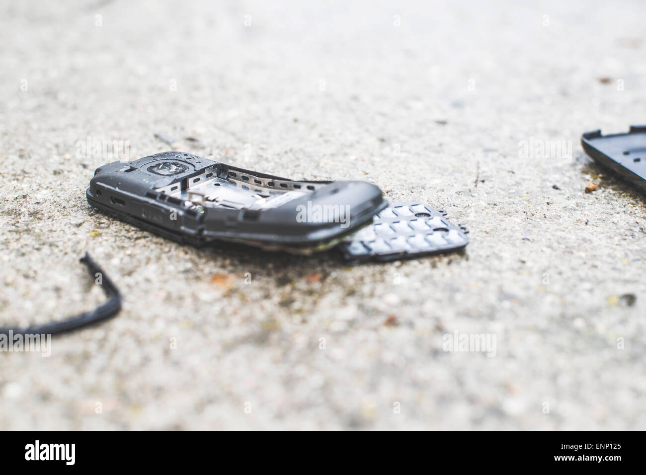 Altes Handy auf der Straße gebrochen Stockfoto
