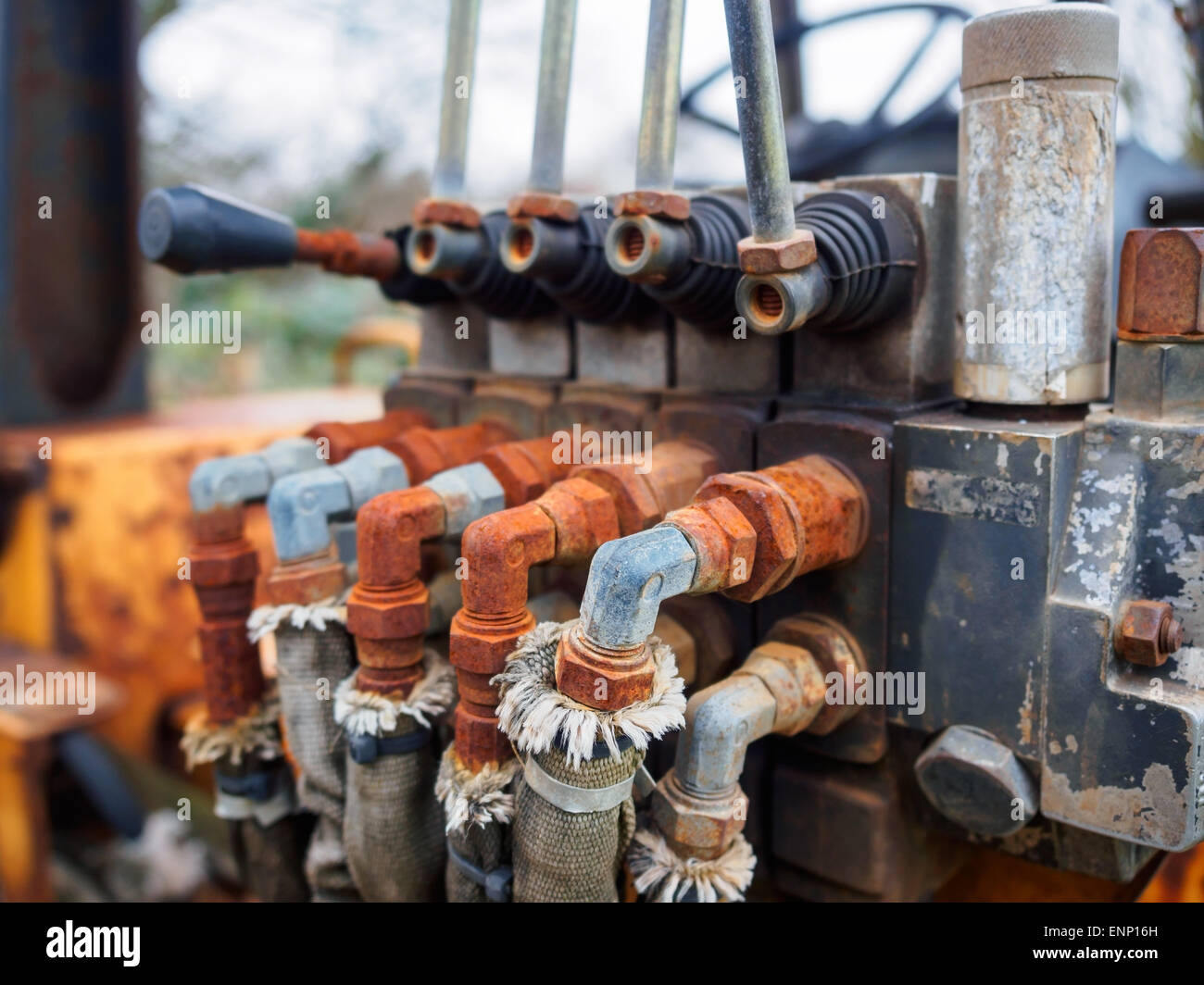 Rostige Hydraulikventile und Hebel auf einen alten Traktor. Stockfoto