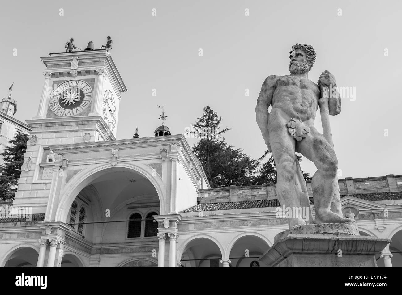 Statue von Caco, der Clock Tower im Hintergrund. Udine-Friaul-Italien Stockfoto