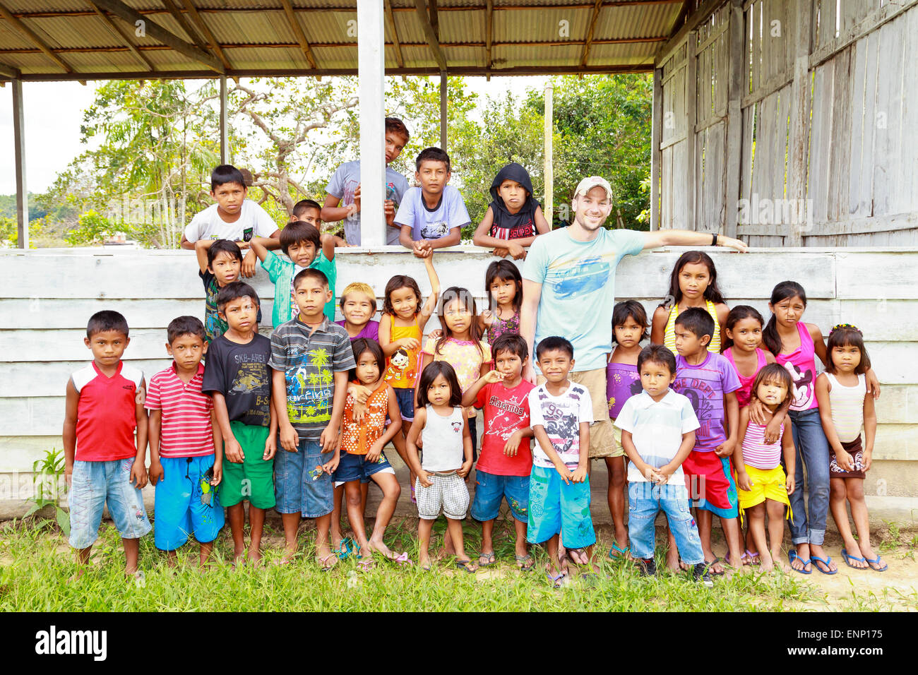 Schülerinnen und Schüler in einem abgelegenen Dorf der brasilianischen Satere posieren mit einer amerikanischen Missionar Besucher Stockfoto