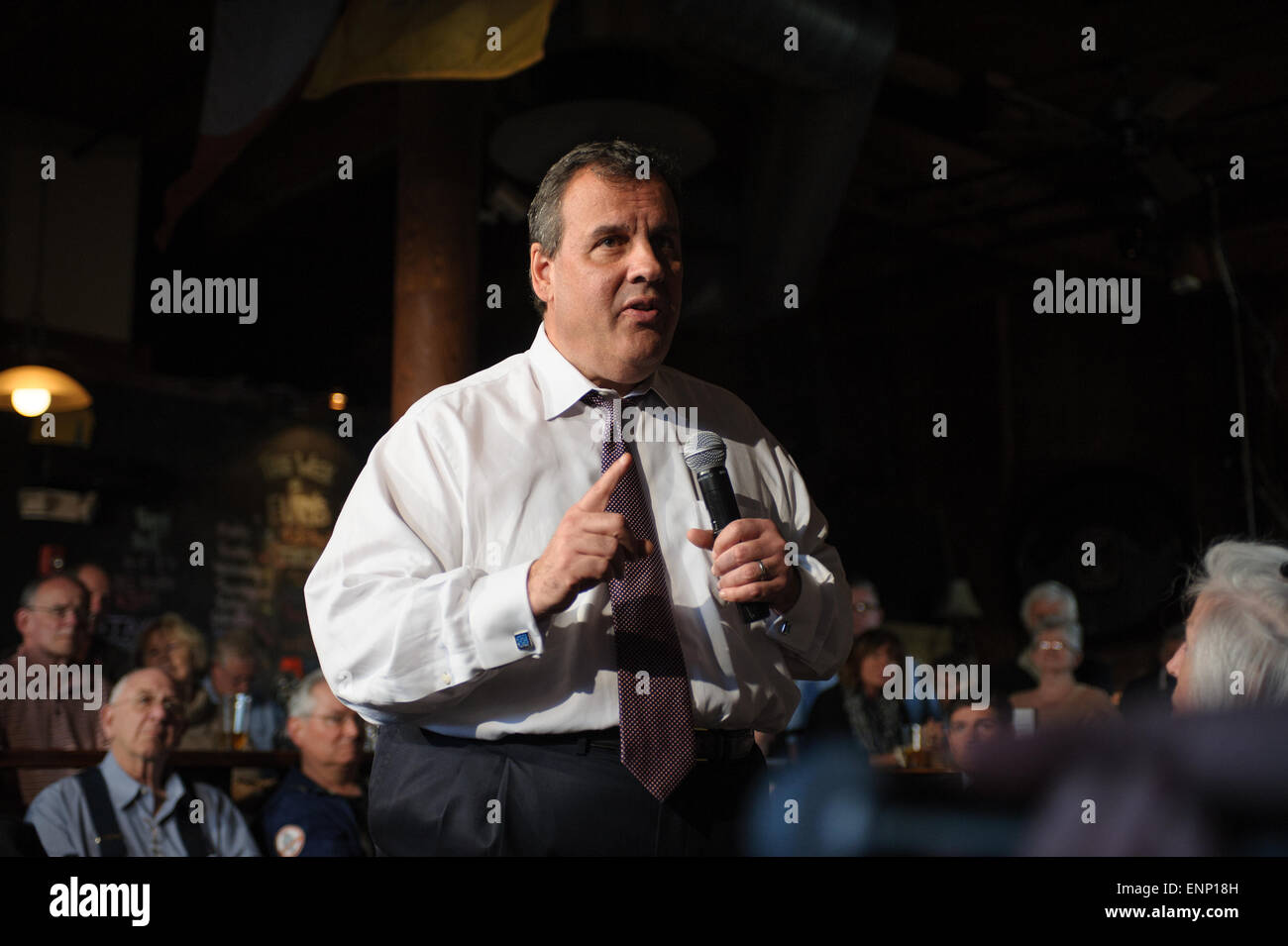 Dover, New Hampshire, USA. 8. Mai 2015. Gouverneur von New Jersey und mögliche republikanische Präsidentschaftskandidat Chris Christie hält ein "Town Hall" Forum in Dover, New Hampshire. Bildnachweis: Julian Russell/Alamy Live-Nachrichten Stockfoto