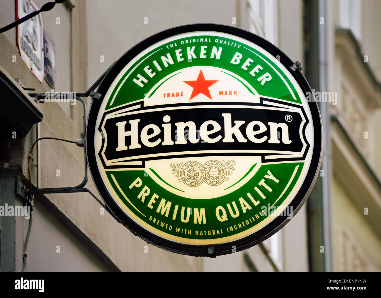Heineken Zeichen vor einer Bar. Stockfoto