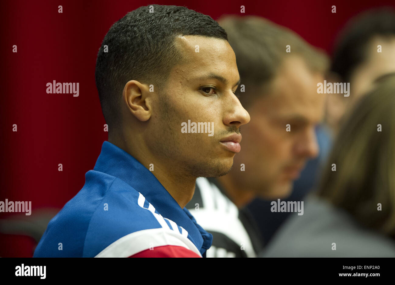AFC Ajax head Trainer Frank de Boer und AFC Ajax-Verteidiger Ricardo van Rhijn an einer Pressekonferenz in der Amsterdam ArenA vor dem UEFA Champions League-Gruppe-Spiel gegen Barcelona Featuring: Ricardo van Rhijn wo: Amsterdam, Niederlande bei: 4. November 2014 Stockfoto