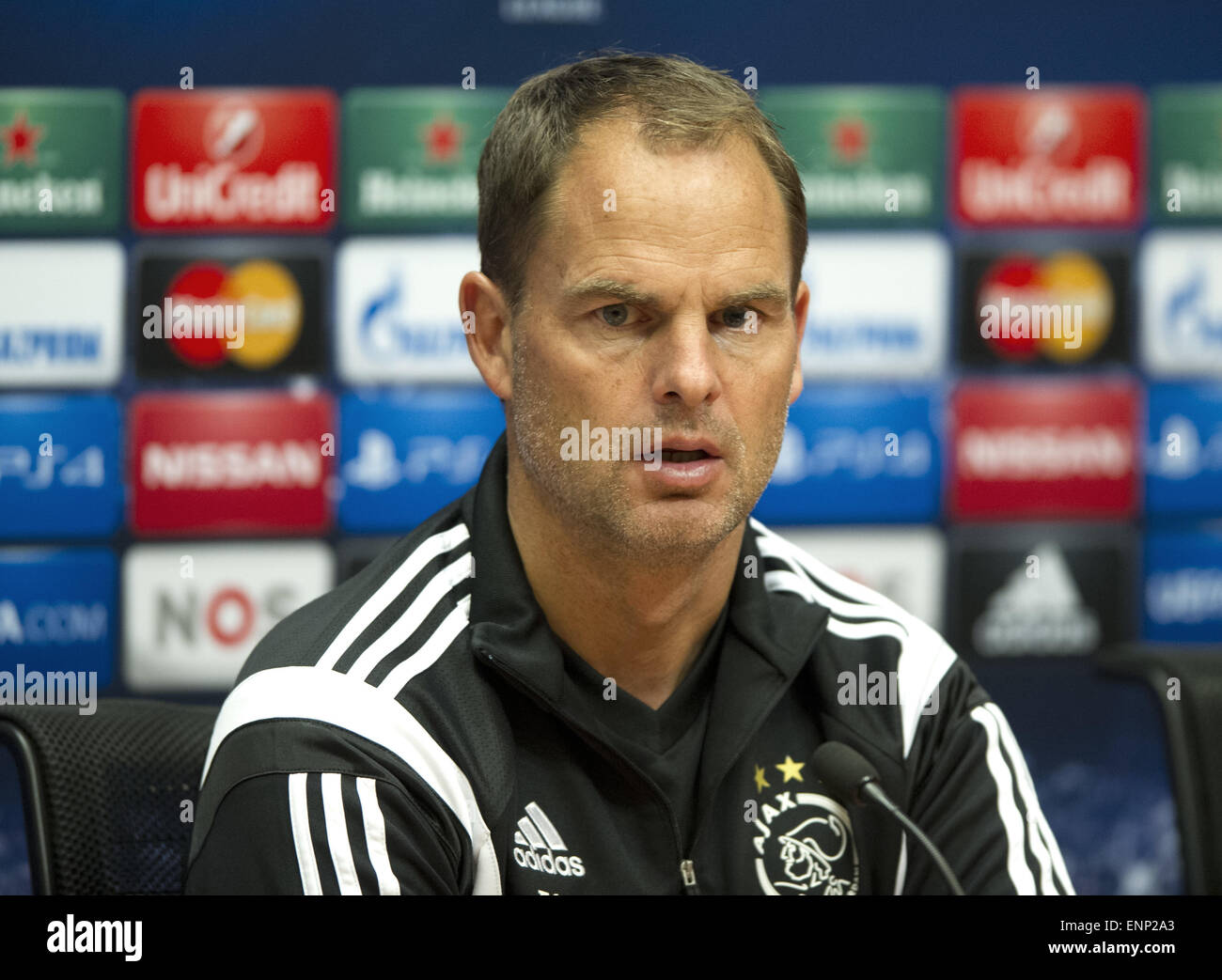 AFC Ajax head Trainer Frank de Boer und AFC Ajax-Verteidiger Ricardo van Rhijn an einer Pressekonferenz in der Amsterdam ArenA vor dem UEFA Champions League-Gruppe-Spiel gegen Barcelona Featuring: Frank de Boer wo: Amsterdam, Niederlande bei: 4. November 2014 Stockfoto