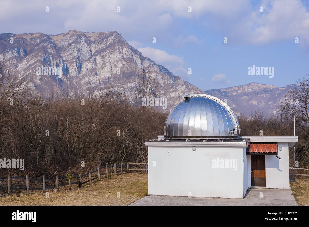 Astronomisches Observatorium, im Hintergrund die Alpen Stockfoto