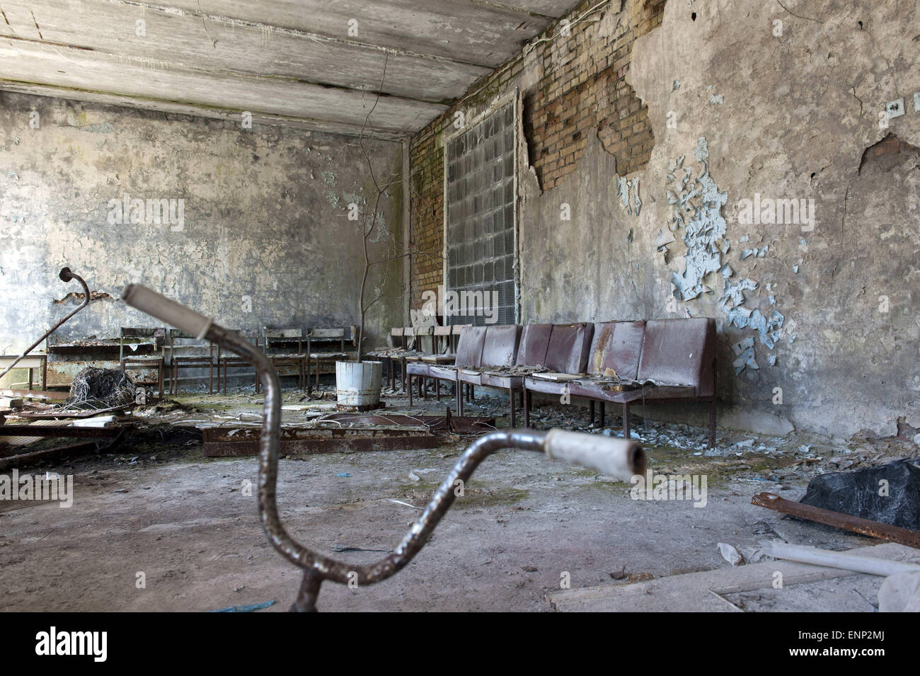 Tschernobyl, Ukraine. 23. April 2015. Die Waitingroom in einem Krankenhaus in der verlassenen Stadt Pripjat, das ehemalige Wohnhaus an die Arbeiter von der Tschernobyl-Reaktor. © Hans Van Rhoon/ZUMA Wire/ZUMAPRESS.com/Alamy Live-Nachrichten Stockfoto
