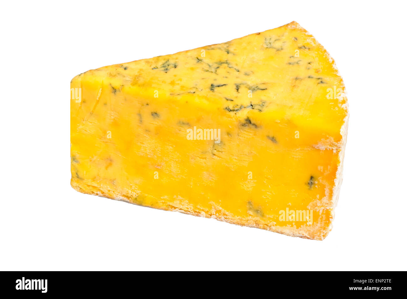 Shropshire Blue Käse ausschneiden oder auf einem weißen Hintergrund, UK isoliert. Stockfoto