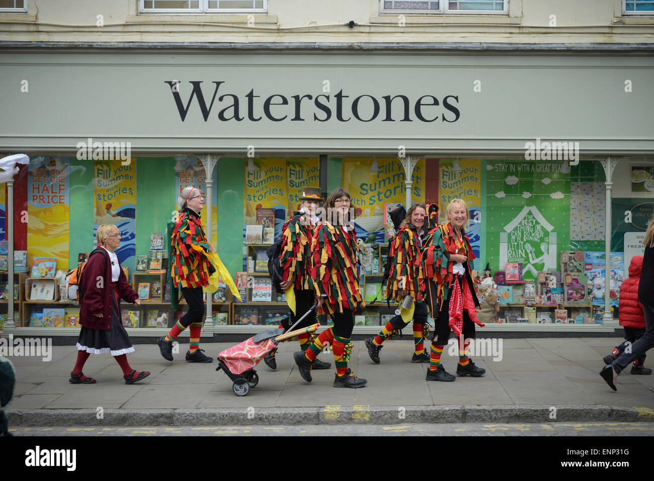 Eine Gruppe von Morris Männer und Frauen vorbei an einem waterstones Store als they​ für die broadwood Morris Men's Tag des Tanzes 2015 in Horsham, West Sussex, England. Stockfoto