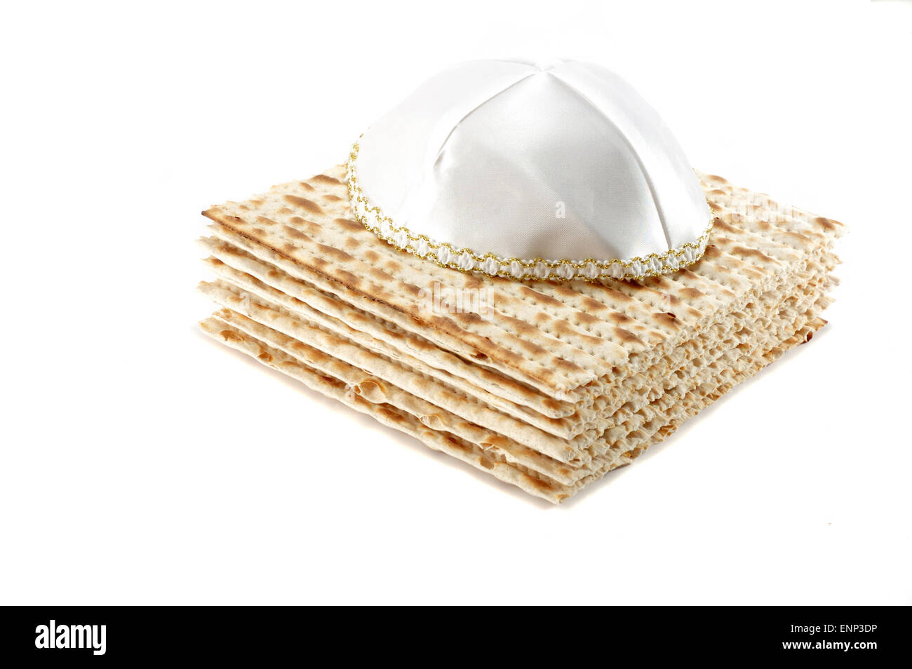 Jüdischen Pessach Urlaub Stillleben mit Matzoh und Kippa auf weißem Hintergrund Stockfoto
