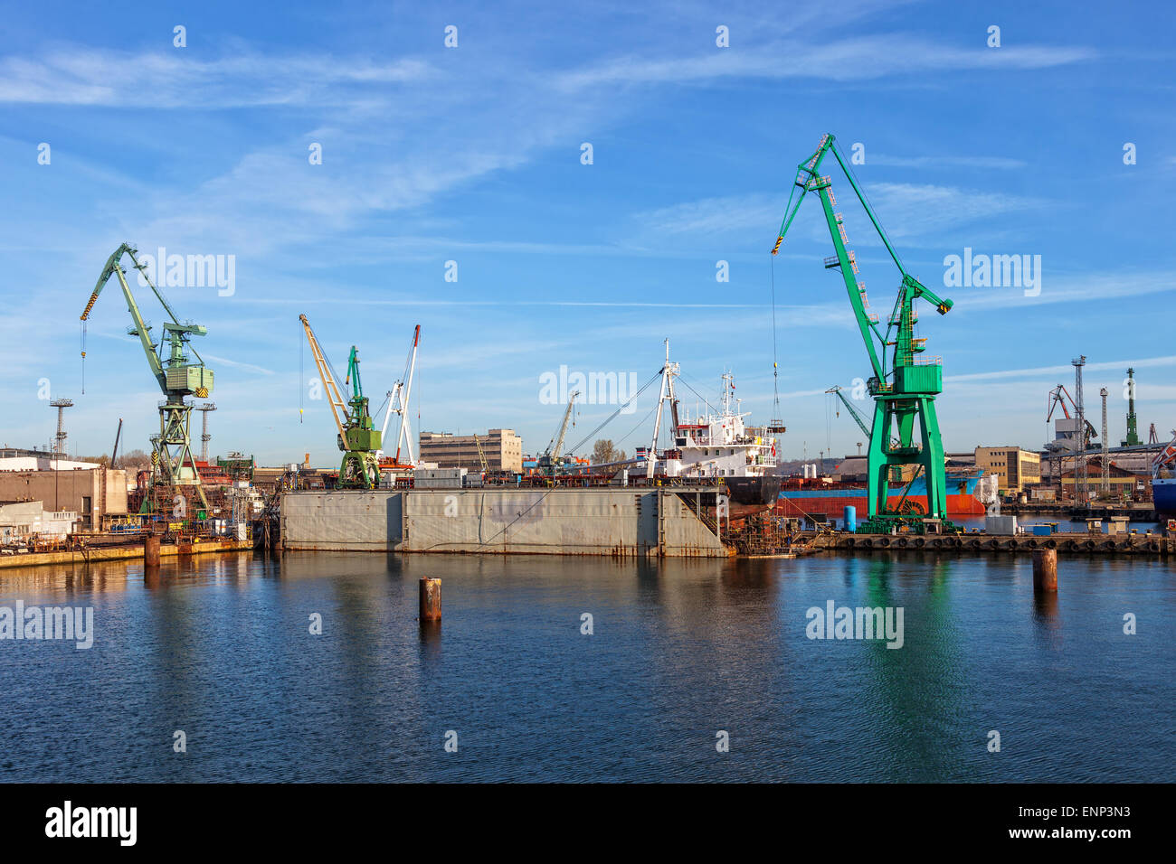 Ein Blick auf ein großes Schiff in Reparatur im Trockendock auf einer Werft. Stockfoto
