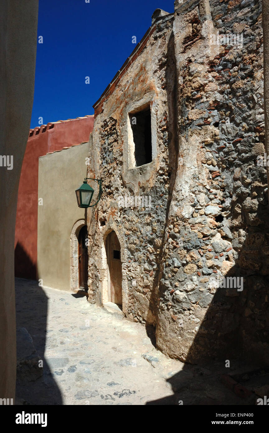 Alte Straßen der byzantinischen Stadt Monemvasia an der Ostküste des Peloponnes, Griechenland Stockfoto