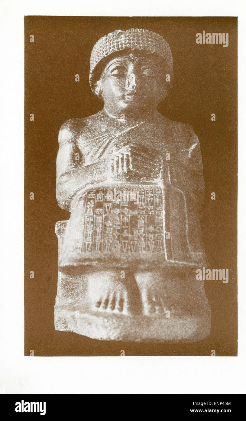 Gudea war Prinz von unabhängigen Königreich von Lagash in das südliche Mesopotamien, im späten 3. Jahrtausend. Er war bekannt für seine Frömmigkeit und für die vielen Tempel, die er gebaut. Diese Statuette ist die einzige vollständigen erhaltenen Statuen aus einer Reihe von Diorit Darstellungen von Gudea. Die Inschrift eingraviert sein Gewand zeigt, dass er der Gott Ningishzida gewidmet ist. Diese Statue wurde während der Ausgrabungen in Tello (alte neusumerischen), Hauptstadt des Königreichs von Lagash (im heutigen Irak) gefunden. Stockfoto