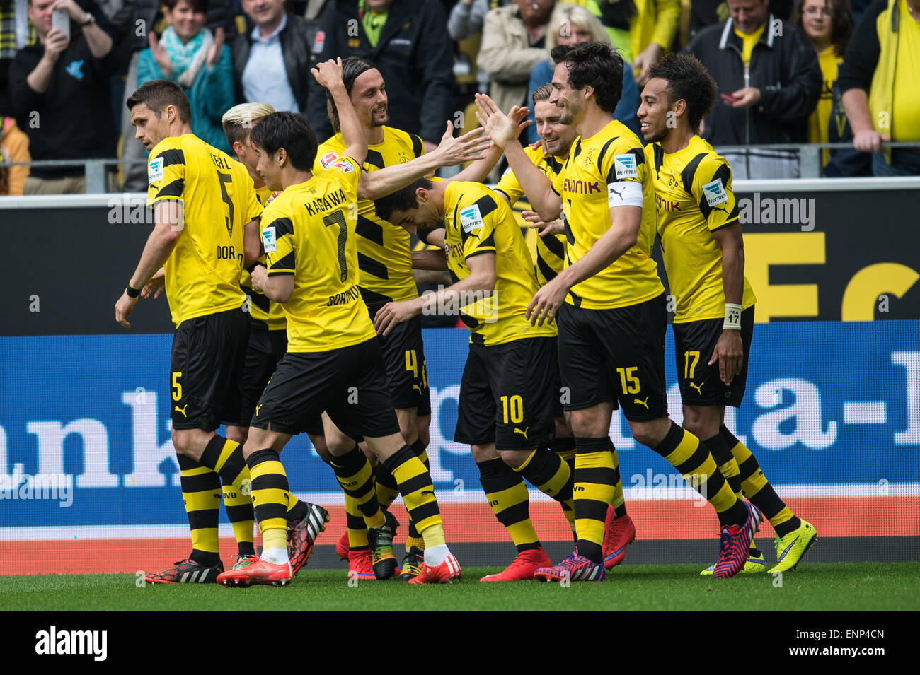 Dortmund, Deutschland. 9. Mai 2015. Dortmund-Spieler feiern den Neven Subotic (4. f.l) Tor beim 1:0 in der deutschen Bundesliga-Fußballspiel zwischen Borussia Dortmund und Hertha BSC im Signal Iduna Park in Dortmund, Deutschland, 9. Mai 2015. Foto: MAJA HITIJ/Dpa (EMBARGO Bedingungen - Achtung - aufgrund der Akkreditierungsrichtlinien der DFL nur erlaubt die Veröffentlichung und Nutzung von bis zu 15 Bilder pro im Internet und in Online-Medien während des Spiels Match) Credit: Dpa/Alamy Live-Nachrichten Stockfoto