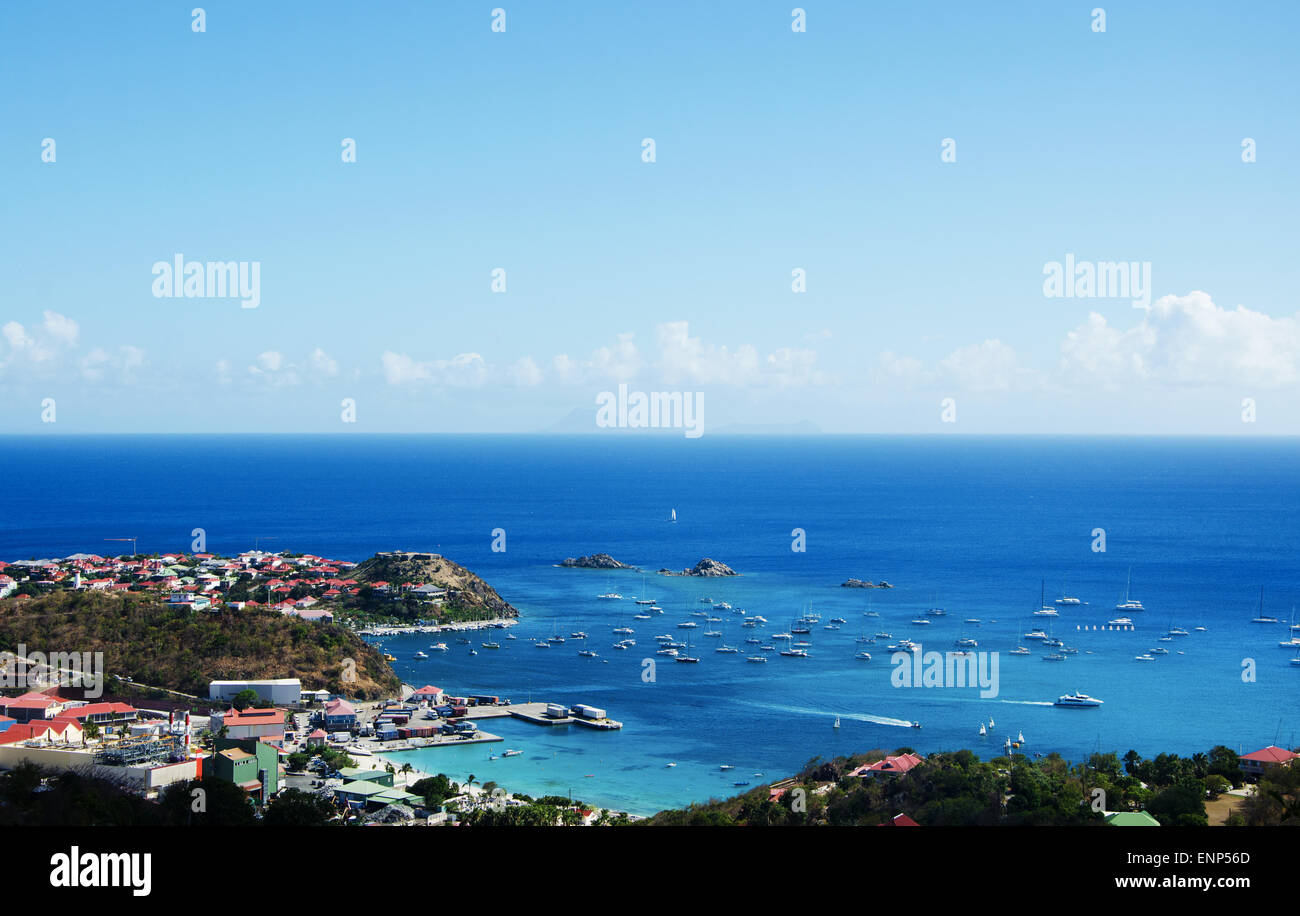 Saint-Barthélemy, French West Indies: das kristallklare Wasser der Karibik mit Blick auf den Hafen von Gustavia und den Felsen von Fort Karl Stockfoto