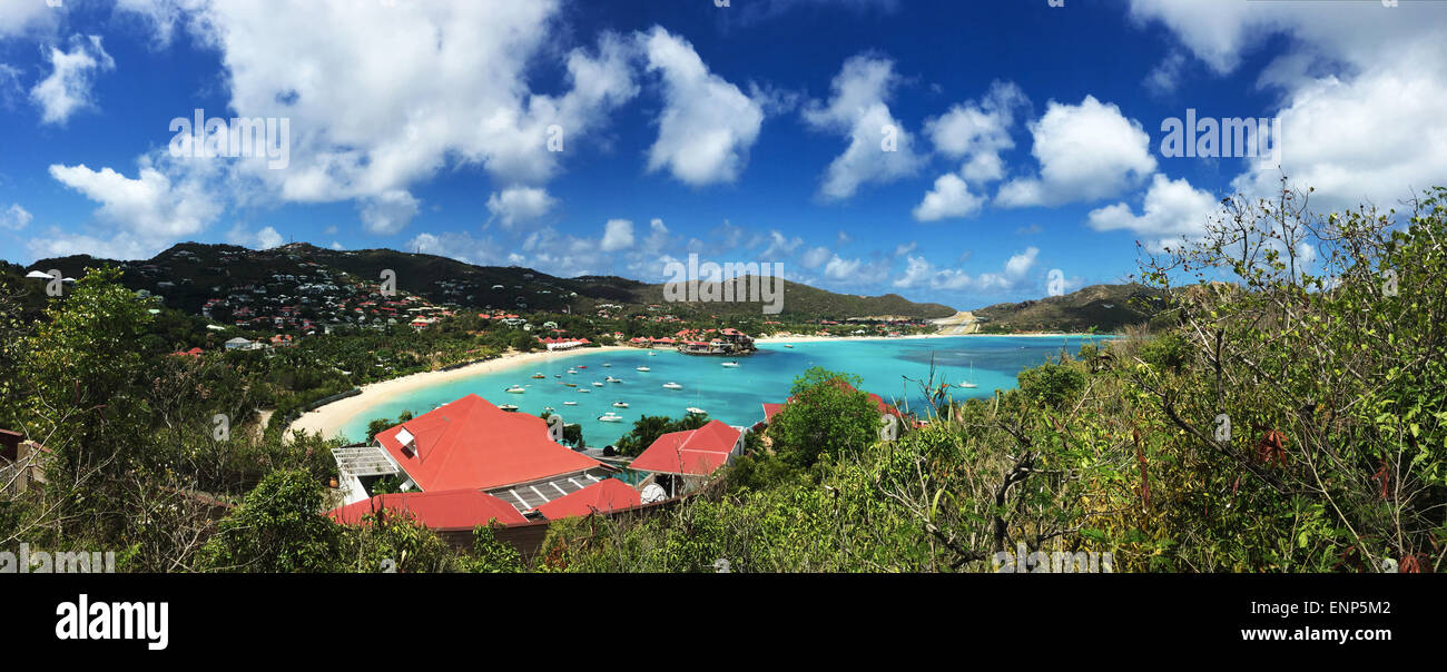 Saint-Barthélemy, St. Barths, Karibik: Panoramablick auf die Bucht von Saint Jean und Strand (Plage de Saint Jean) mit der Start- und Landebahn von Gustaf III Flughafen Stockfoto